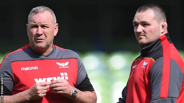 Wayne Pivac and Ken Owens talk before a match