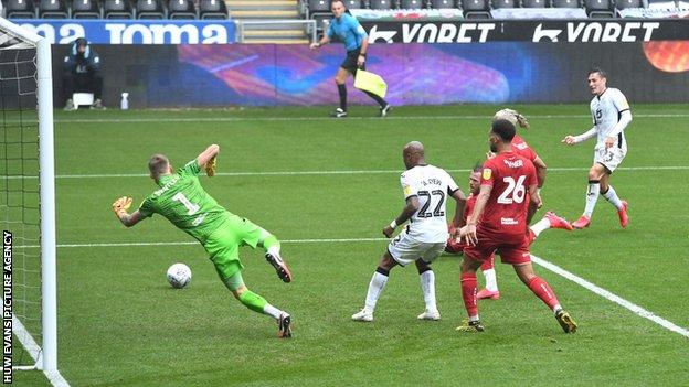 Connor Roberts scores for Swansea