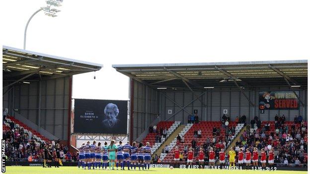 Manchester United Women and Reading Women players pay tribute to Queen Elizabeth II