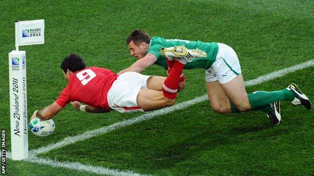 Mike Phillips scores a try in front of Ireland's Tommy Bowe during the 2011 Rugby World Cup quarter-final in Wellington on 8 October 2011