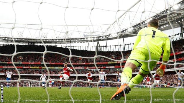 Pierre-Emerick Aubameyang scores