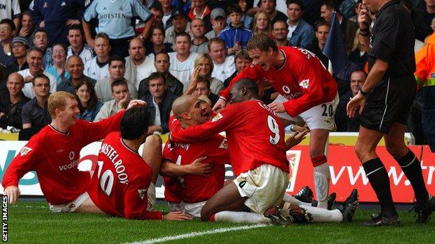 Manchester United players celebrate at White Hart Lane in 2001