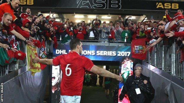 Sam Warburton bids farewell to supporters at Eden Park