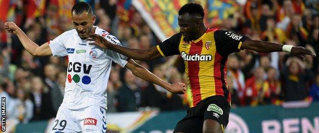 Jean-Kevin Duverne playing for Lens against Strasbourg