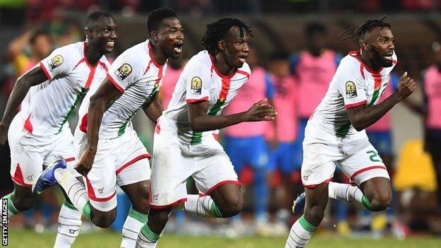 Burkina Faso players celebrate their penalty shoot-out win voer Gabon