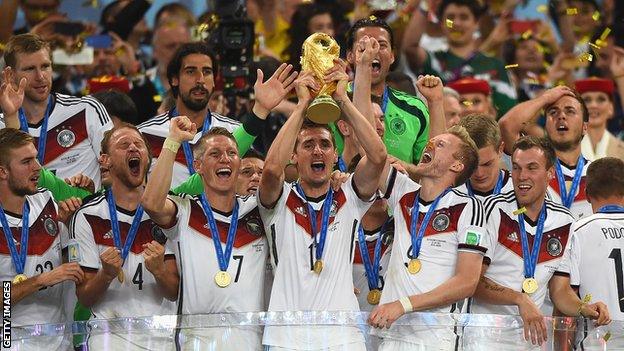 Germany lift 2014 World Cup trophy