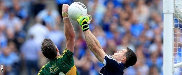 Paul Geaney outjumps Stephen Cluxton to score Kerry's second goal