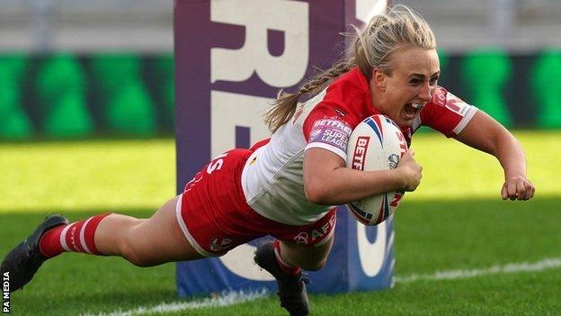 Saints skipper Jodie Cunningham had both a yellow card and a stunning try to show for her afternoon's work in Leeds