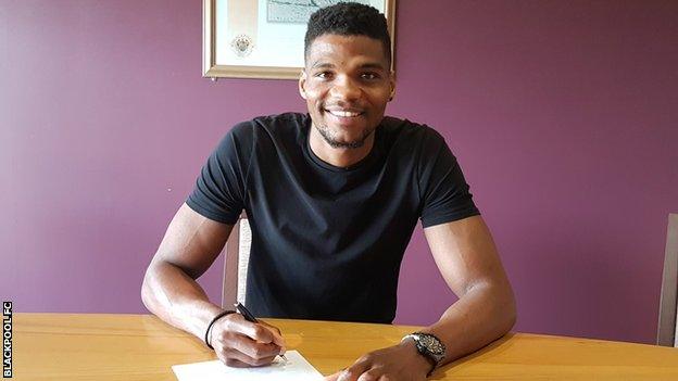 Blackpool signing Michael Nottingham signs his contract