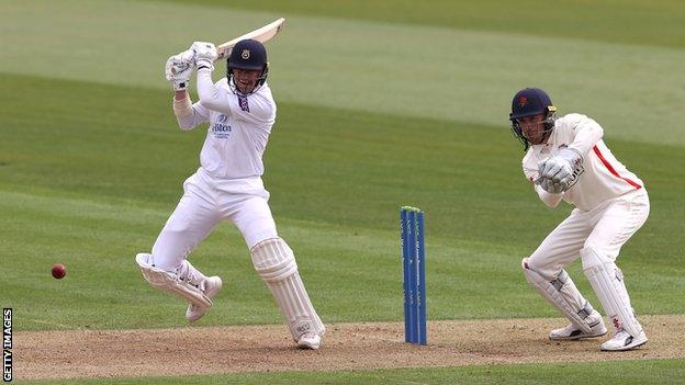 Nick Gubbins followed up his unbeaten 101 in Hampshire's first innings by moving to 40 at close of play on day two