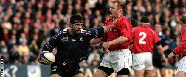 Budge Pountney holds off Wales flanker Martyn Williams