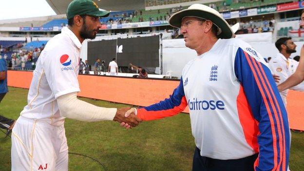 Shan Masood shakes hands with Trevor Bayliss