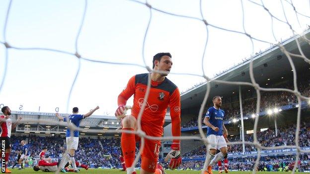 Everton celebrate after thier 96th minute goal