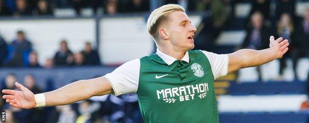 Hibernian striker Jason Cummings celebrates