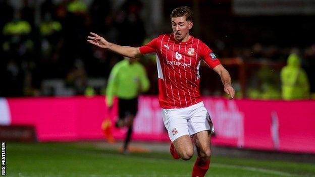 Ellis Iandolo playing for Swindon Town