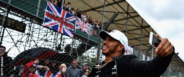 Lewis Hamilton & fans