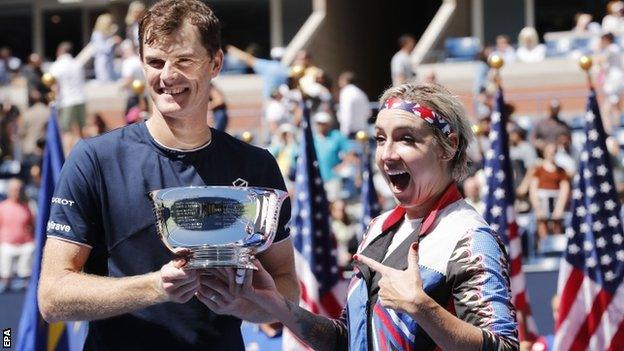 Jamie Murray and Bethanie Mattek-Sands with their trophy