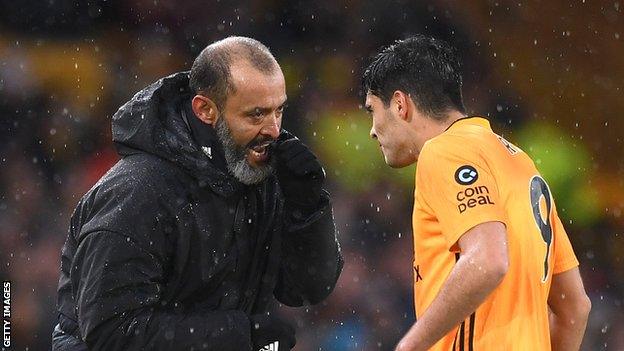 Nuno Espirito Santo talks with Raul Jimenez