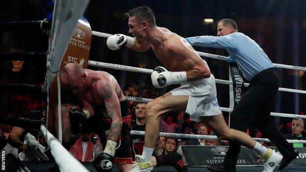 Smith hurt Groves, who retreated to the corner of the ring where a crucial body shot was landed to end the contest