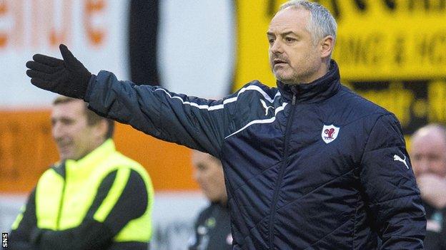 Ray McKinnon makes a point to his Raith players against Hibs