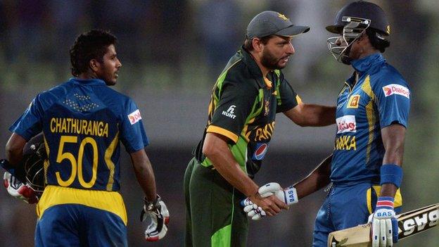 Pakistan's Shahid Afridi shakes hands with Sri Lanka's Angelo Mathews