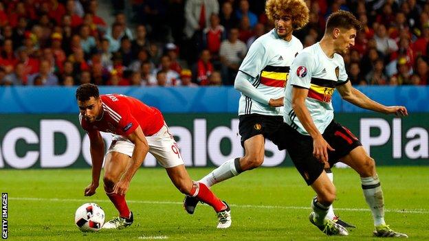 Hal Robson-Kanu fools Belgian defenders