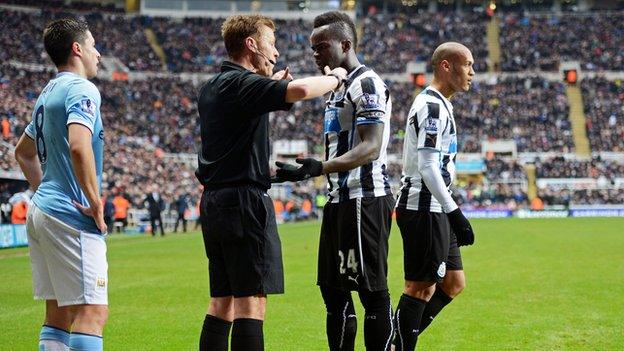 Cheick Tiote argues with referee Mike Jones