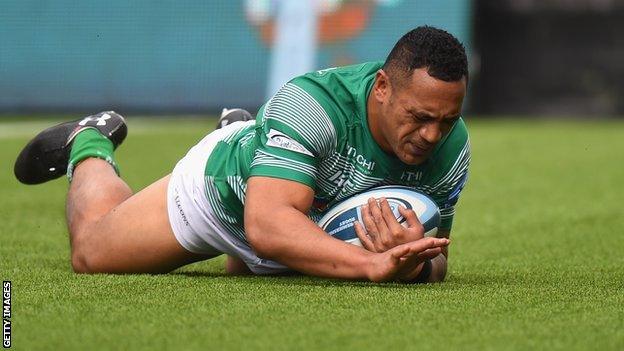 Sinoti Sinoti scores a try for Newcastle