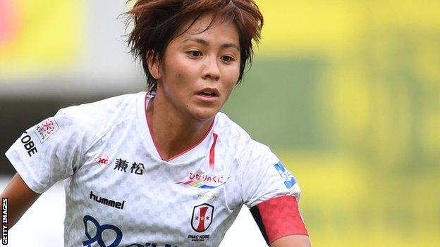 Mana Iwabuchi in action for INAC Kobe Leonessa