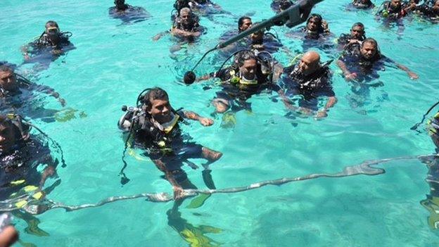 Mohamed Nasheed holds underwater cabinet meeting, 2009