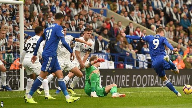 Jamie Vardy goes close for Leicester