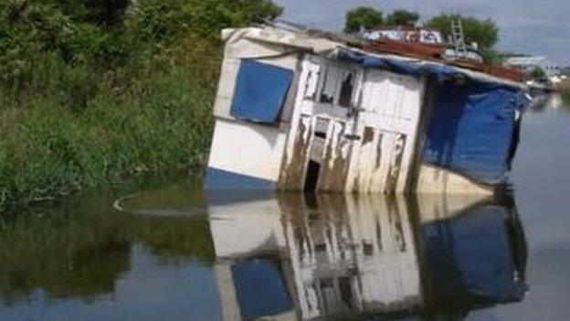 Abandoned boat on the River Hull