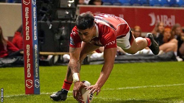 Ken Sio scores a try for Salford