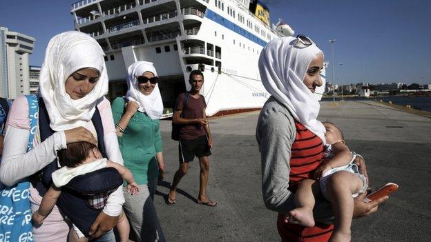 Refugees from Syria disembark the ferry "Eleftherios Venizelos" at the port of Piraeus, near Athens, Greece, 25 August 2015