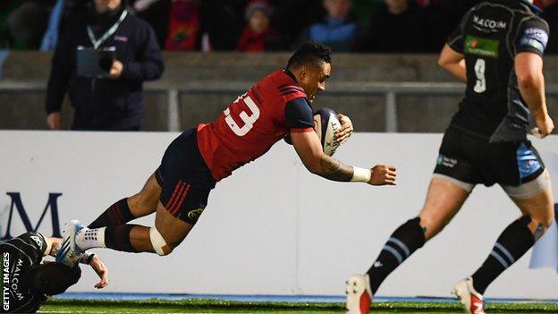 Frances Saili dives over to score the match-winning try for Munster