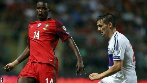 William Carvalho (left)