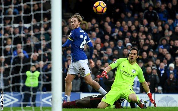 Tom Davies puts Everton 3-0 up