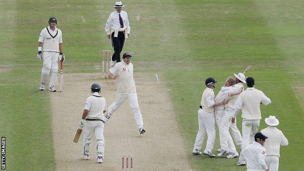 Flintoff celebrates wicket of Ponting