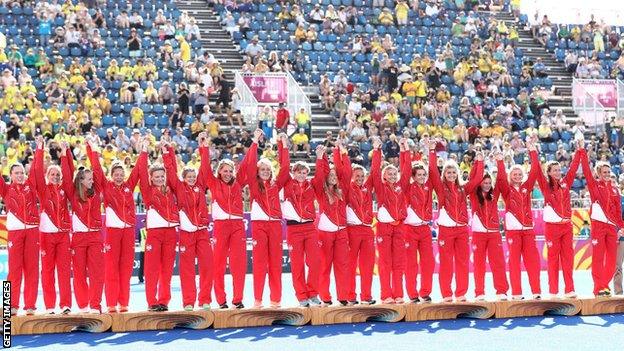 England celebrate women's hockey bronze at the Gold Coast 2018 Commonwealth Games