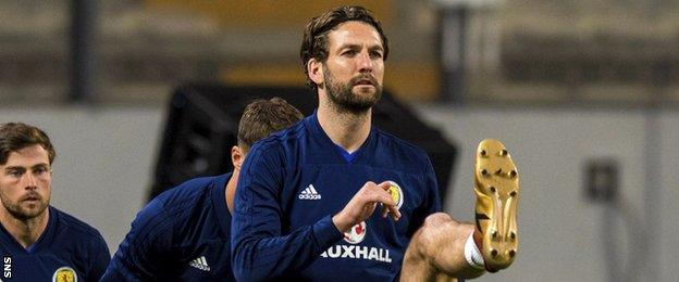 Charlie Mulgrew trains with Scotland