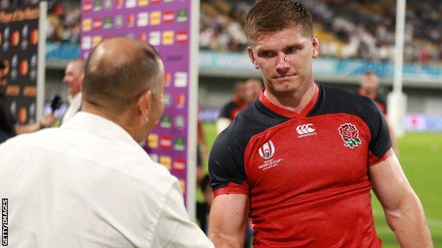 Eddie Jones shakes hands with Owen Farrell