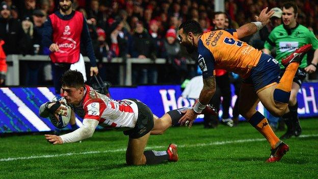 Louis Rees-Zammit scores a try against Montpellier