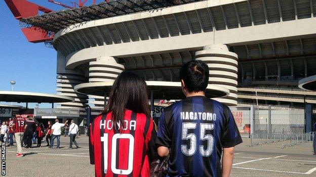 Fans outside the San Siro in Miolan