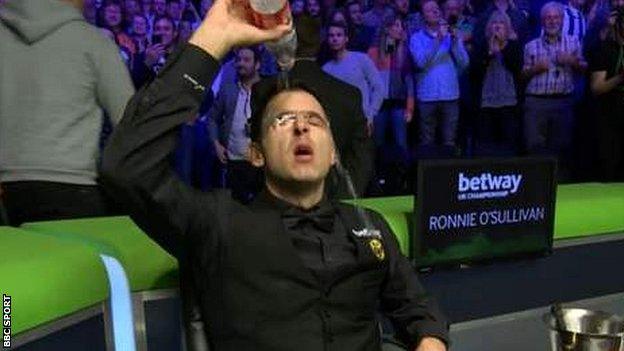 Ronnie O'Sullivan pours water over his head