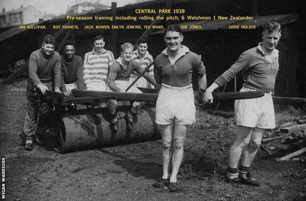 Roy Francis and his Wigan team-mates, pictured in 1938. He would move on the next year