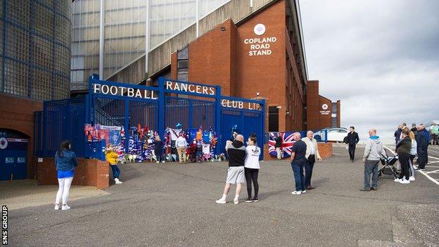 Fans came to Ibrox to pay tribute to Fernando Ricksen