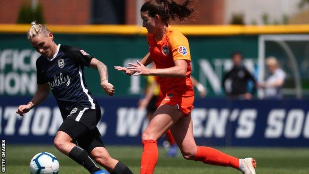 Jessica Fishlock of Seattle Reign FC dribbles with the ball against CeCe Kizer of Houston Dash