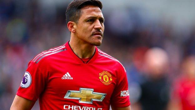 Alexis Sanchez playing for Manchester United