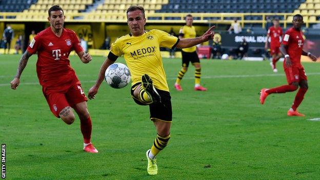 Mario Gotze (centre)