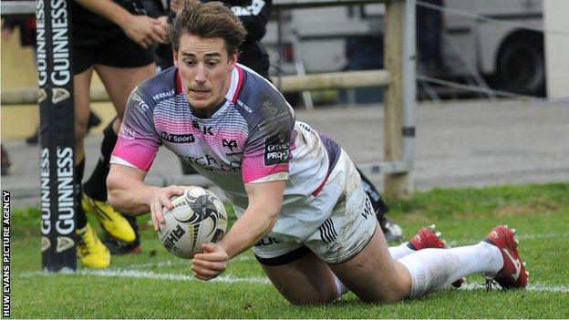 Jeff Hassler scores for Ospreys against Zebre